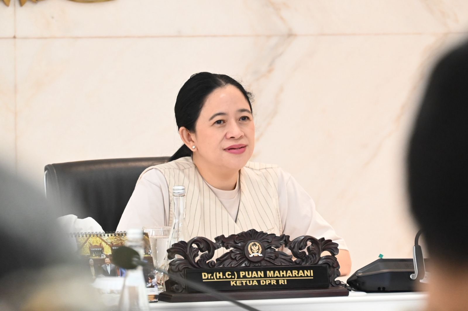 Anak Penjual Kerupuk ke Negeri Ronaldo: Kisah Haru di Balik Pelepasan Penerima Beasiswa Sepak Bola oleh Puan