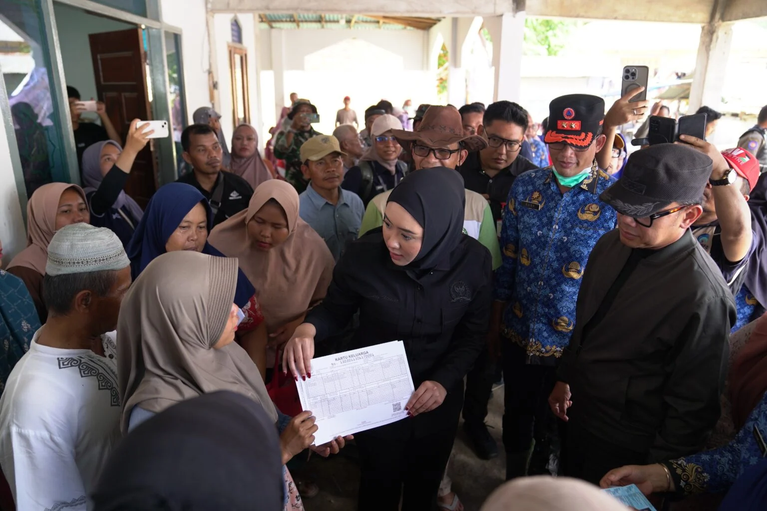 Dokumen Warga Hanyut! Cindy Monica Minta Layanan Khusus Kemendagri, Pengurusan Ulang KTP/KK Korban Banjir Sumbar Wajib Dipermudah dan Tanpa Biaya